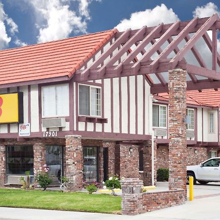Super 8 By Wyndham Santa Clarita/Valencia Exterior foto