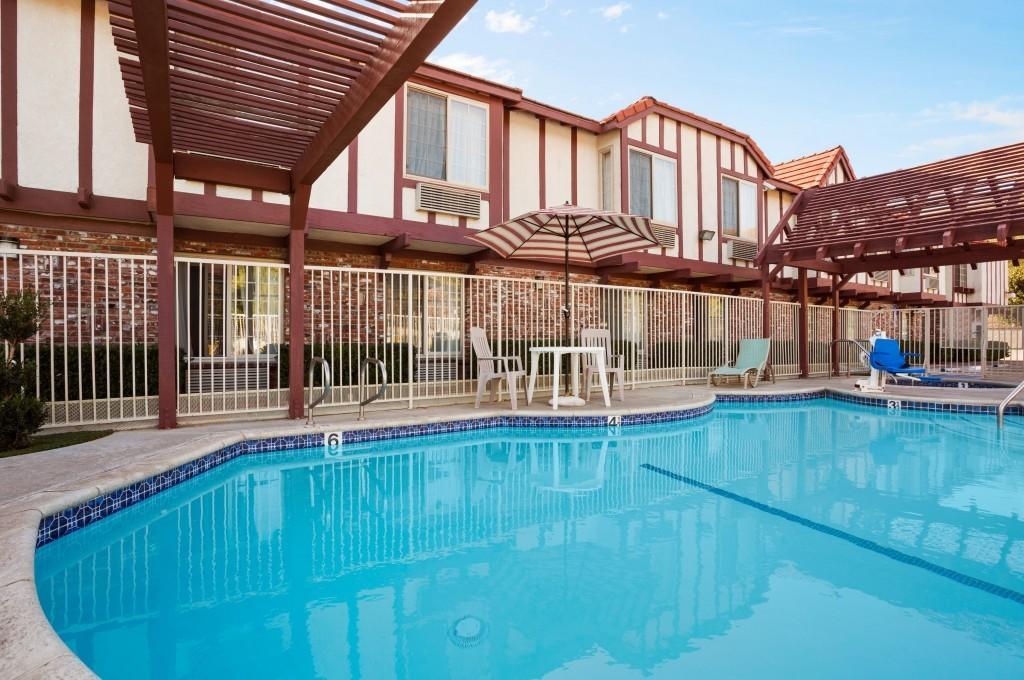 Super 8 By Wyndham Santa Clarita/Valencia Exterior foto