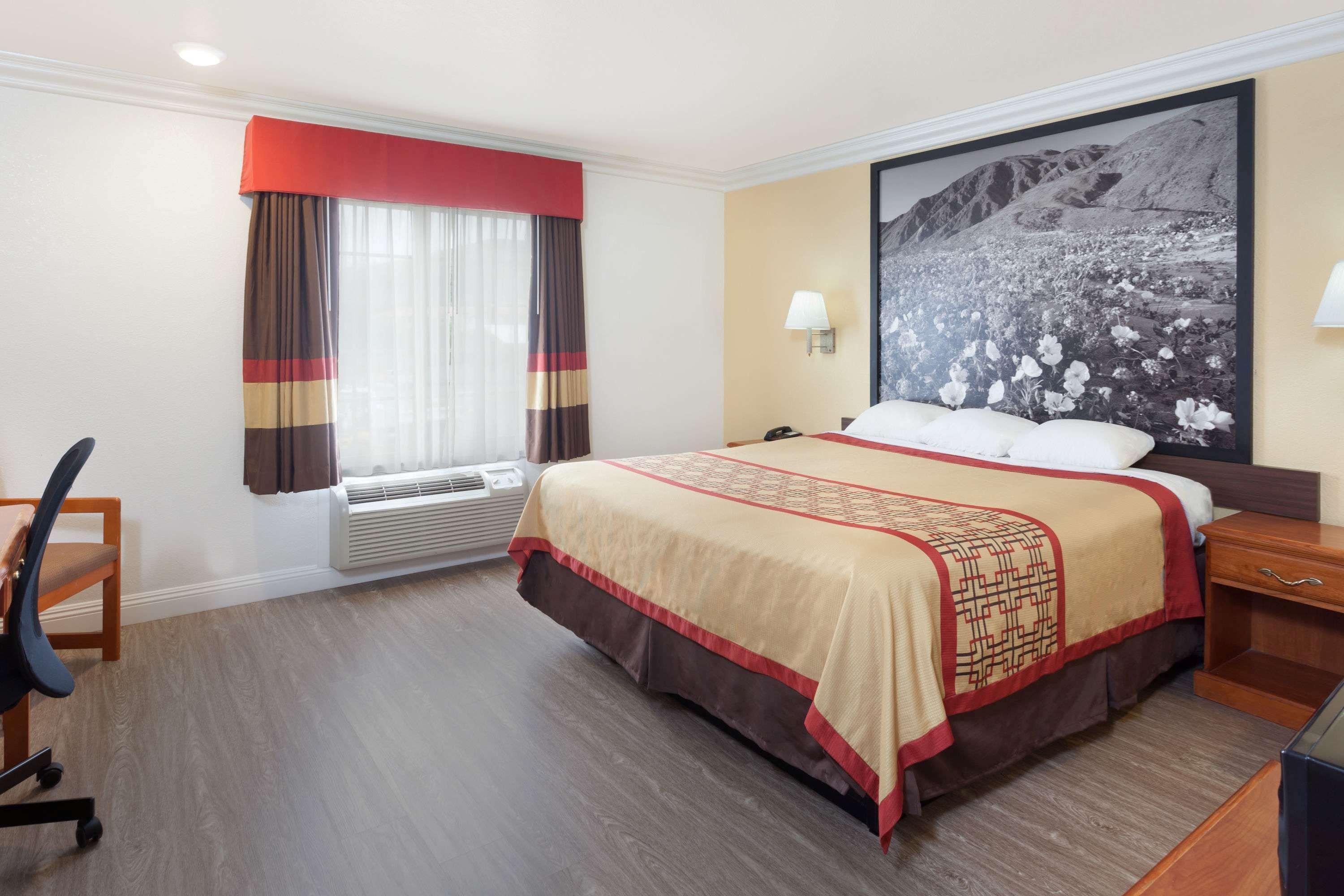 Super 8 By Wyndham Santa Clarita/Valencia Exterior foto