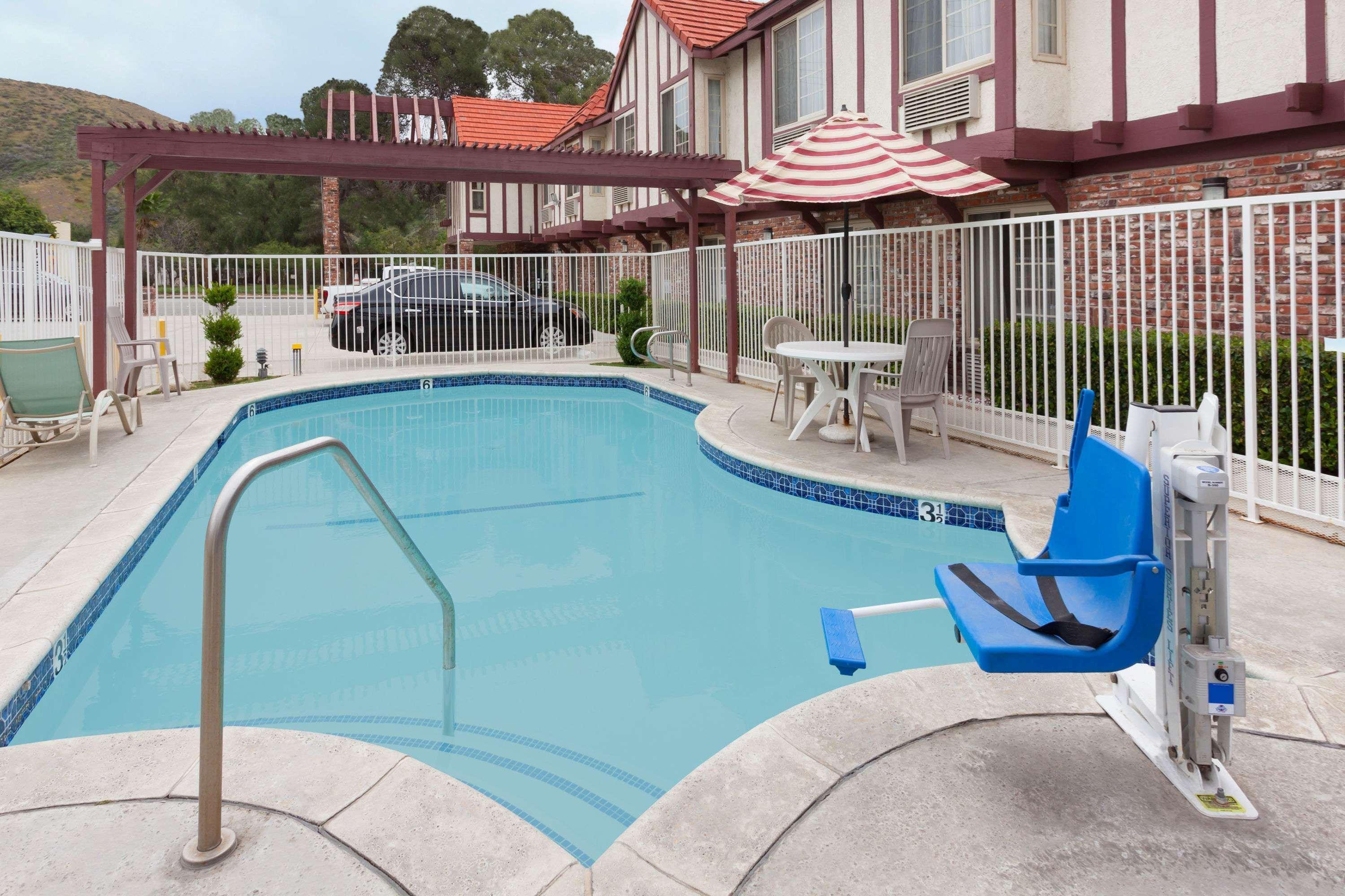 Super 8 By Wyndham Santa Clarita/Valencia Exterior foto