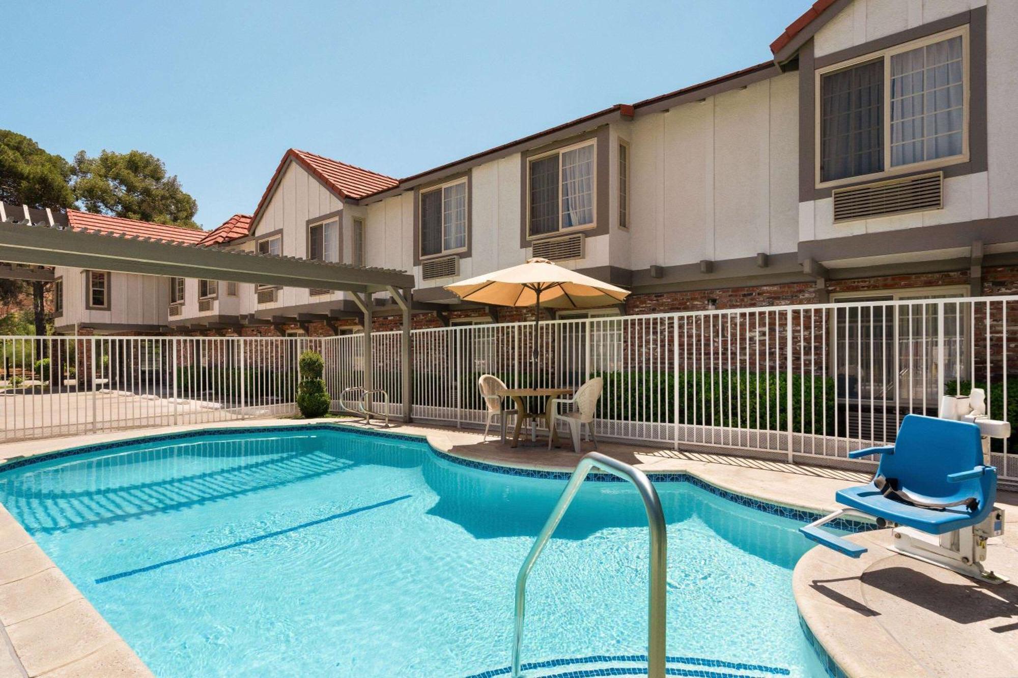 Super 8 By Wyndham Santa Clarita/Valencia Exterior foto