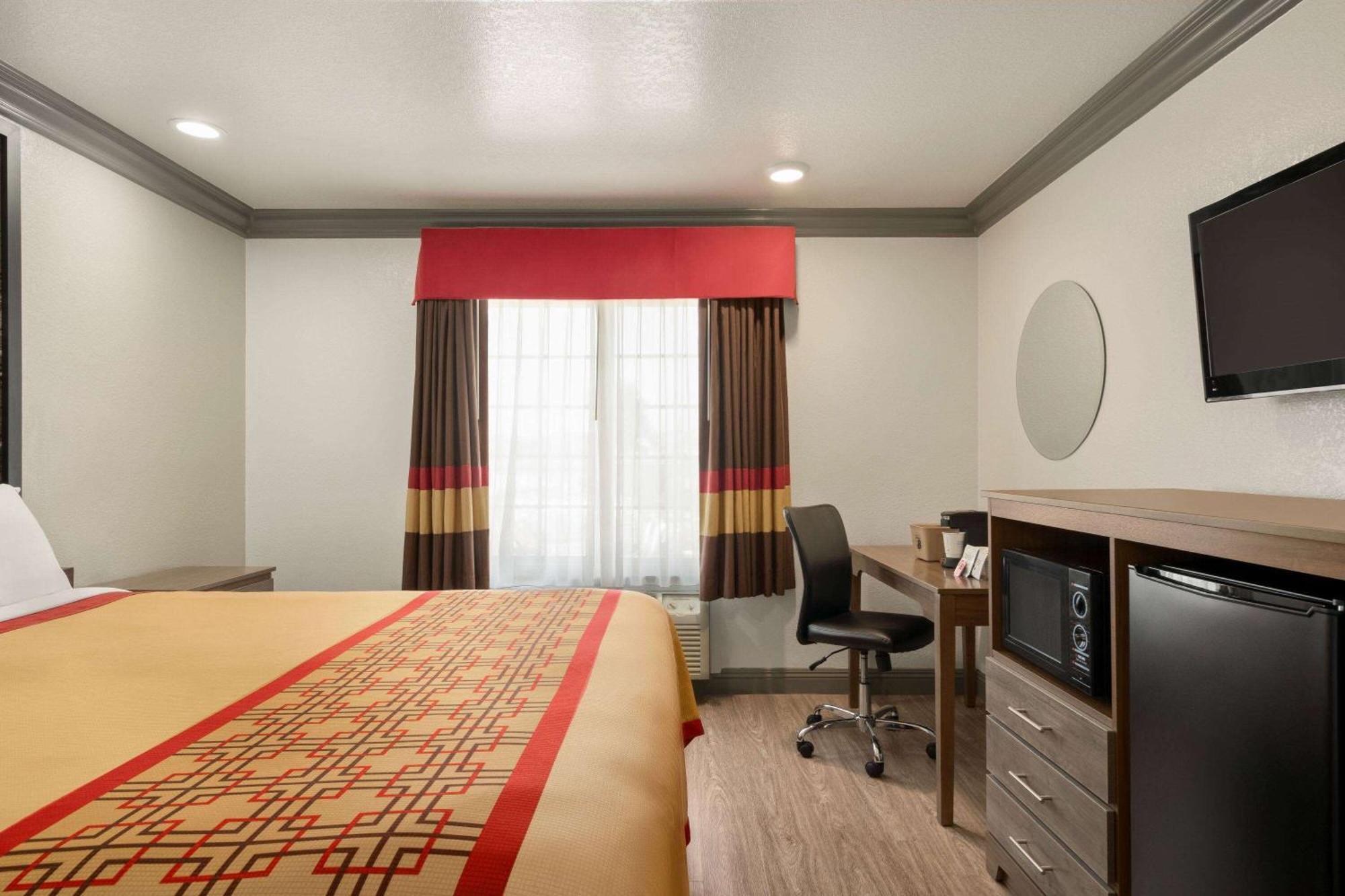 Super 8 By Wyndham Santa Clarita/Valencia Exterior foto